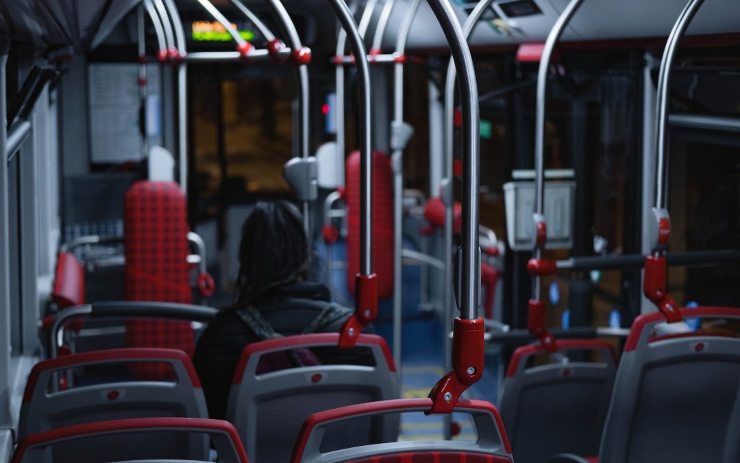 La importancia de los cinturones de seguridad en un autobús: ¿quién debe usarlos?